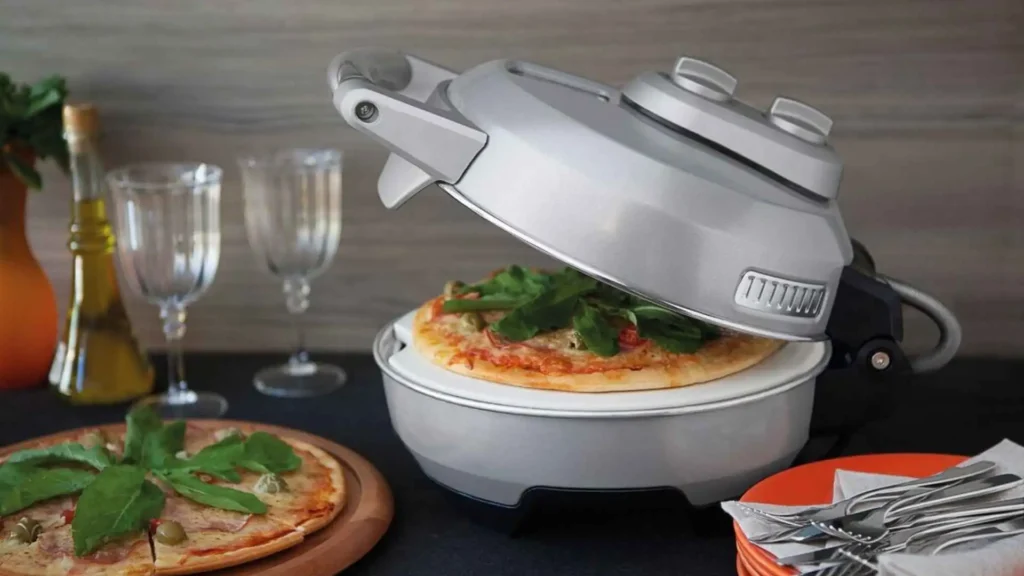 Pizza sendo assada dentro do forno de pizza Tramontina by Breville mostrando o queijo derretido de forma uniforme