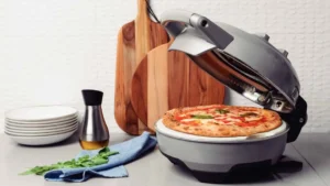Forno de pizza Tramontina by Breville em uma bancada de cozinha gourmet com ingredientes ao lado