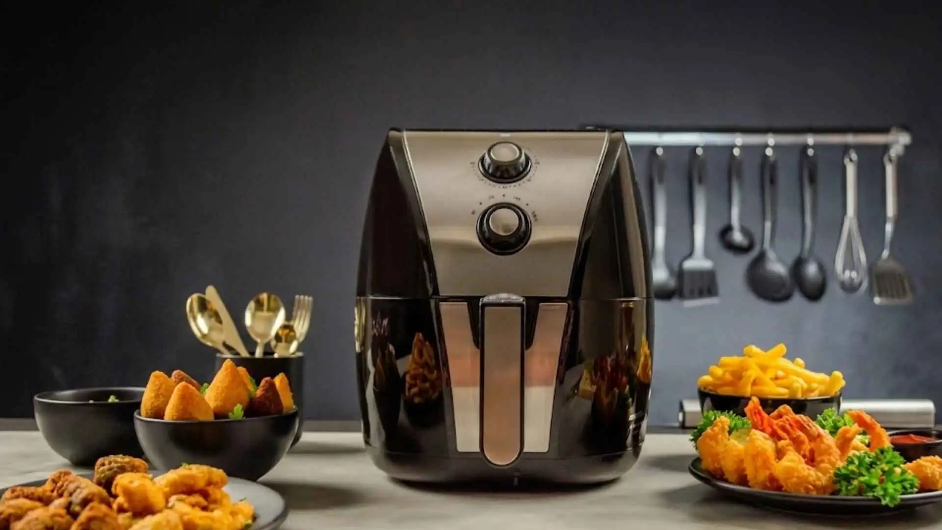 Visão frontal da Fritadeira Air Fryer 5L Britânia BFR40PI destacando os seletores analógicos de temperatura e timer sobre fundo cinza