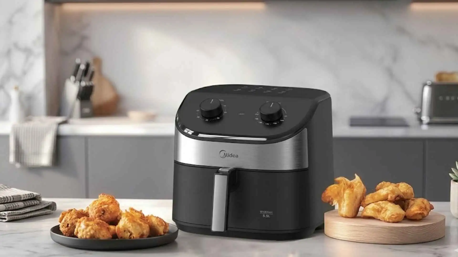 Detalhe frontal da Fritadeira Air Fryer Midea Widemax 5,5L com botões mecânicos e acabamento em aço inoxidável