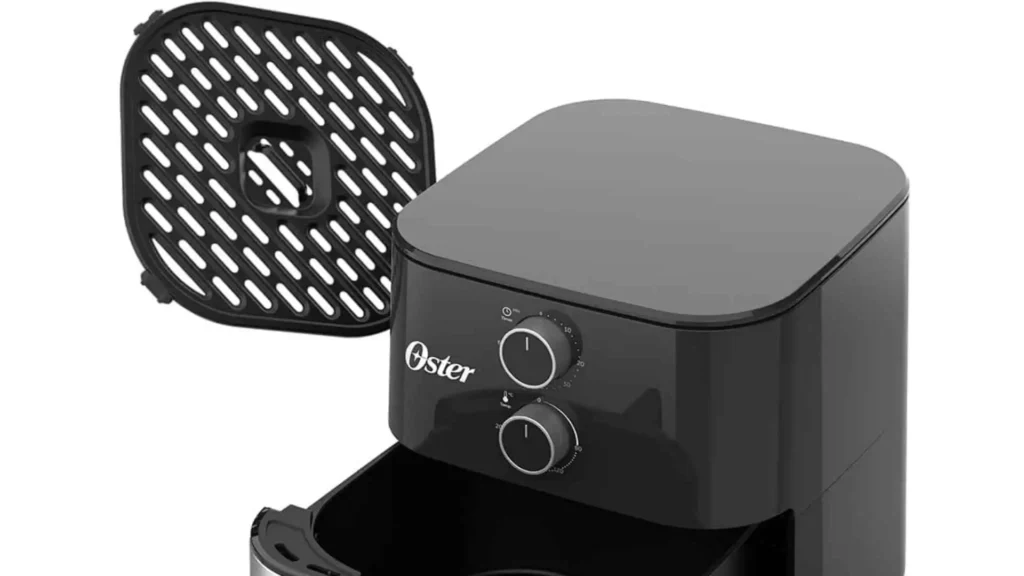 Detalhe da grelha Easy Clean removível da fritadeira sem óleo Oster OFRT520