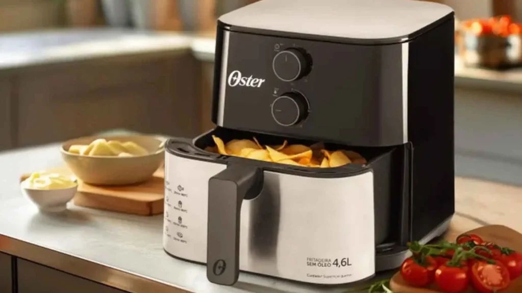 Batatas fritas sendo preparadas no cesto da fritadeira sem óleo Oster OFRT520