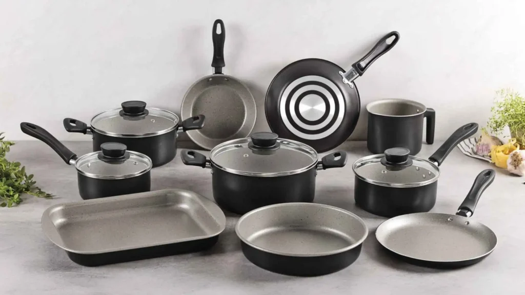 Detalhe das 10 peças do jogo de panelas Tramontina Linz preto, evidenciando o fundo das frigideiras e a variedade de caçarolas e assadeiras