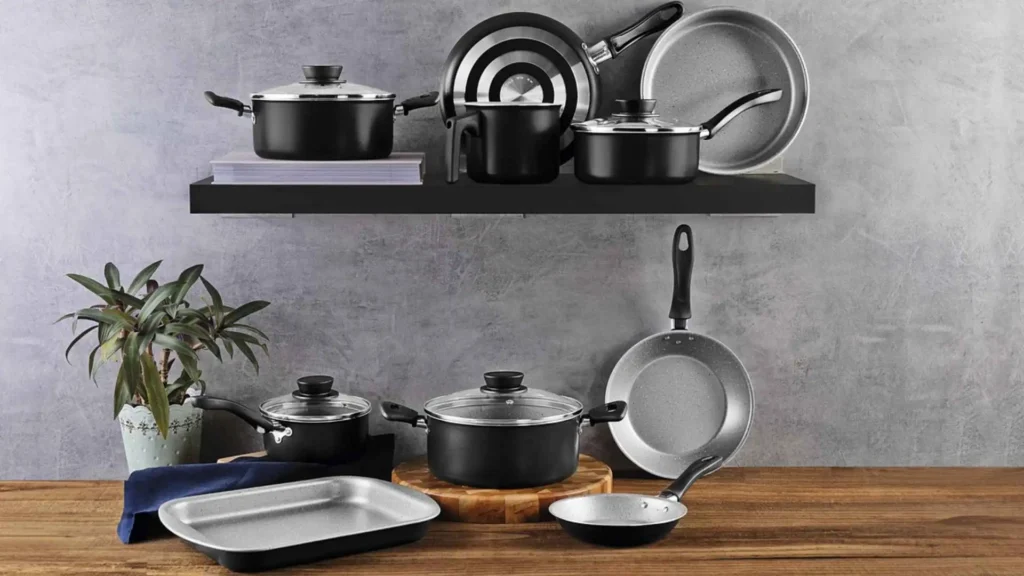Jogo de panelas Tramontina Linz 10 peças preto organizado em prateleira e bancada, simulando o uso diário em uma cozinha moderna