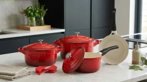 Jogo de panelas Le Cook Premier na cor vermelha com revestimento cerâmico bege em uma cozinha moderna