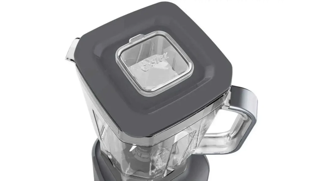 Visão superior da tampa medidora de 100ml do Liquidificador 1100 Full Oster Cinza