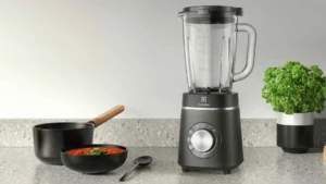 Liquidificador Electrolux Expert BLP70 preto com jarra de vidro sobre bancada de cozinha moderna ao lado de temperos