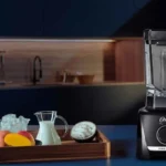 Design moderno do Liquidificador Oster 1400 Full em ambiente de cozinha gourmet com iluminação suave