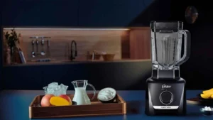 Design moderno do Liquidificador Oster 1400 Full em ambiente de cozinha gourmet com iluminação suave