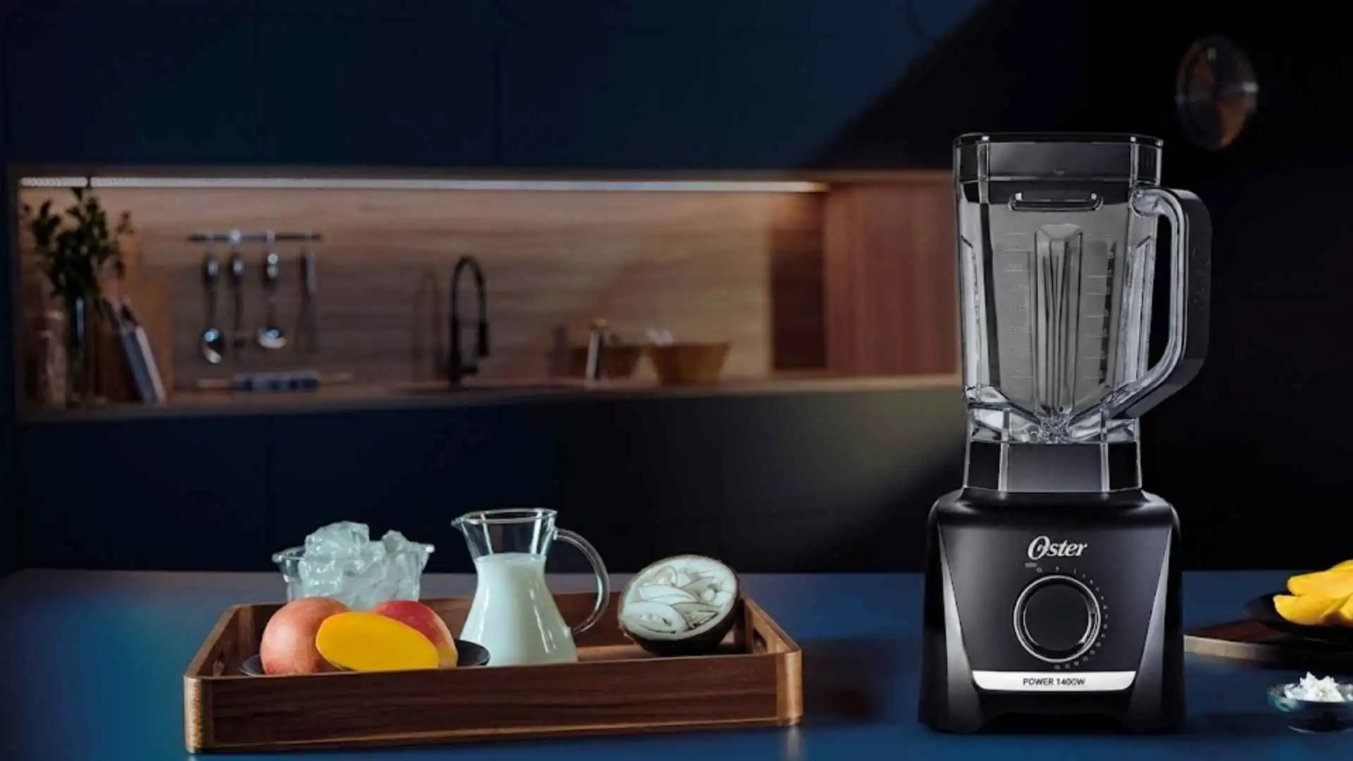 Design moderno do Liquidificador Oster 1400 Full em ambiente de cozinha gourmet com iluminação suave