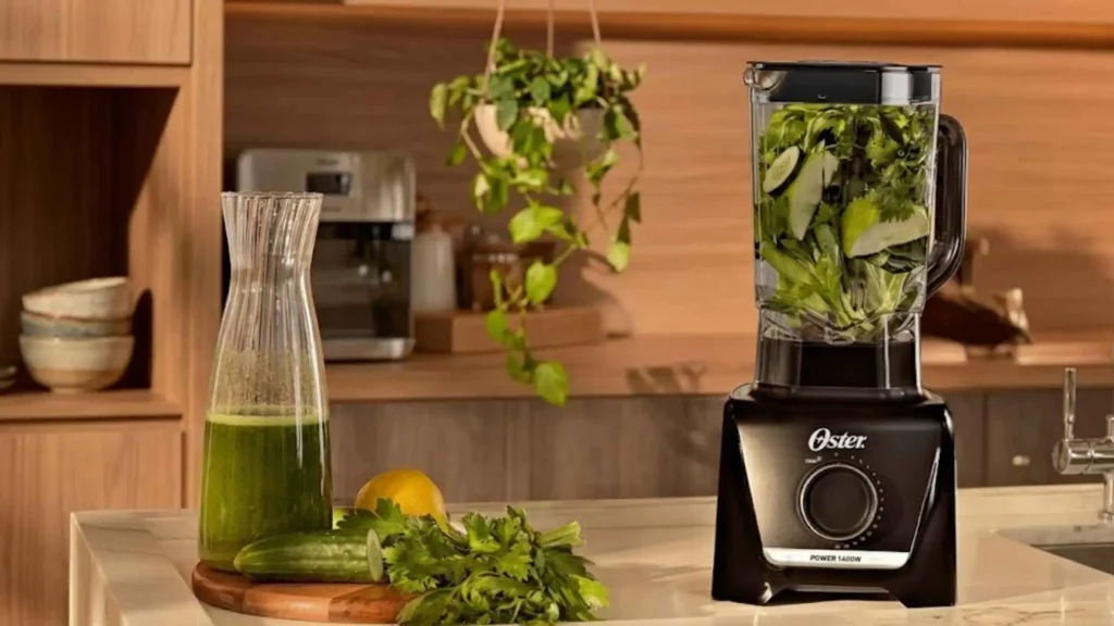 Liquidificador Oster 1400 Full batendo suco verde detox com eficiência máxima
