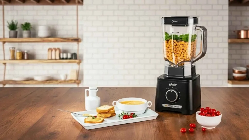 Liquidificador Oster 1400 Full preto batendo sopa de legumes em uma bancada de madeira