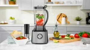 Liquidificador Philco PLQ2100PI 12 velocidades em uma bancada de cozinha preparando molho de tomate fresco com vegetais ao redor