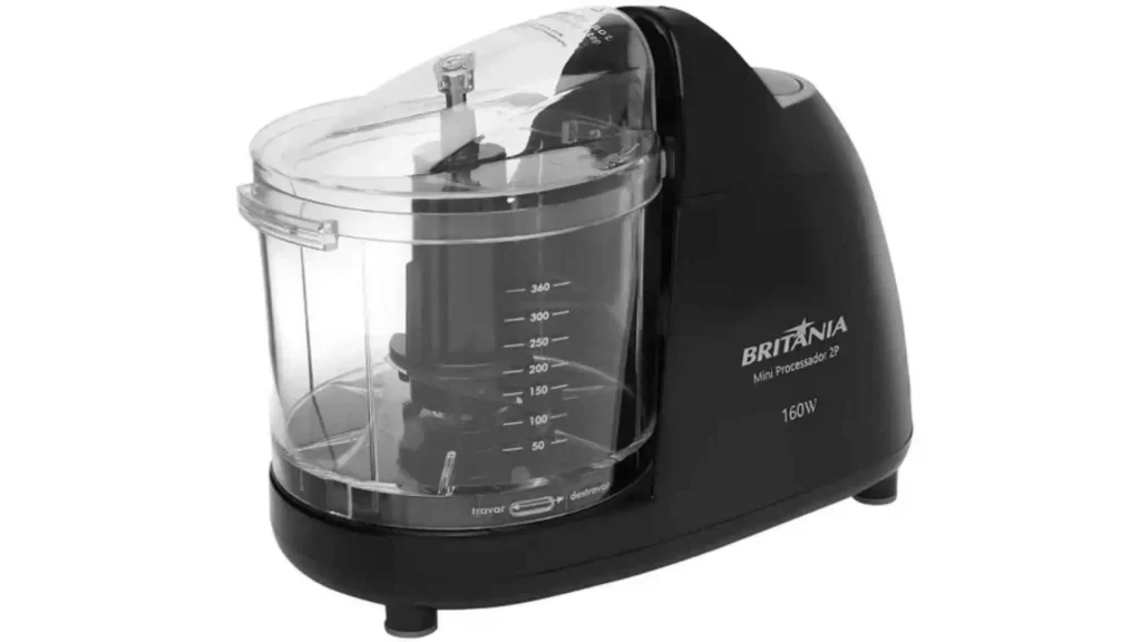 Mini processador de alimentos Britânia 2P preto com jarra transparente e lâminas de aço inox em fundo branco