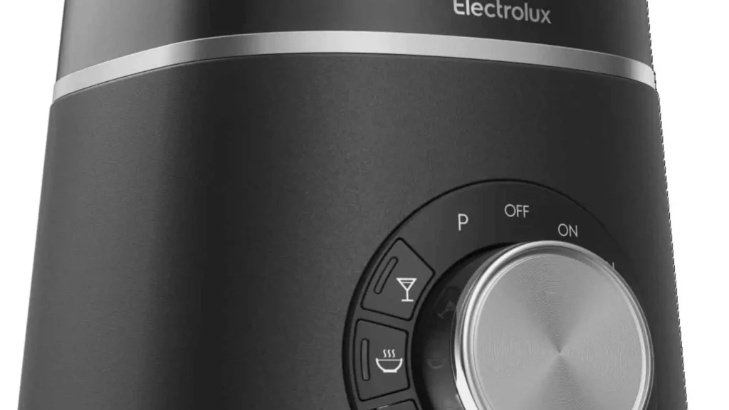 Detalhe do painel de controle do Liquidificador Electrolux Expert BLP70 exibindo o seletor de velocidades e funções programadas