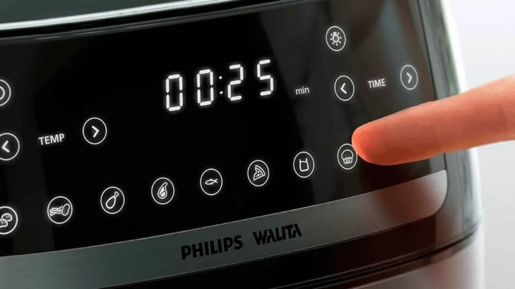 Close do painel touch screen digital da Airfryer Forno Philips Walita AI551/09 mostrando o timer e as 10 funções