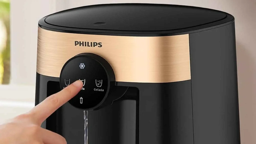 Detalhe do painel touch screen digital do purificador de água Philips ADD5926 sendo operado