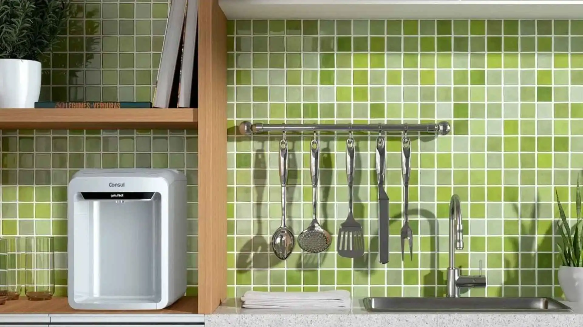 Purificador de água Consul CPB33AB branco instalado em uma bancada de cozinha compacta com revestimento de pastilhas verdes