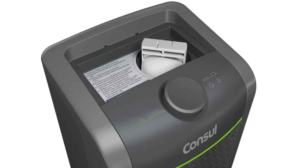Detalhe superior do purificador de água Consul CPC31AF mostrando o botão de acionamento e indicador de troca de filtro