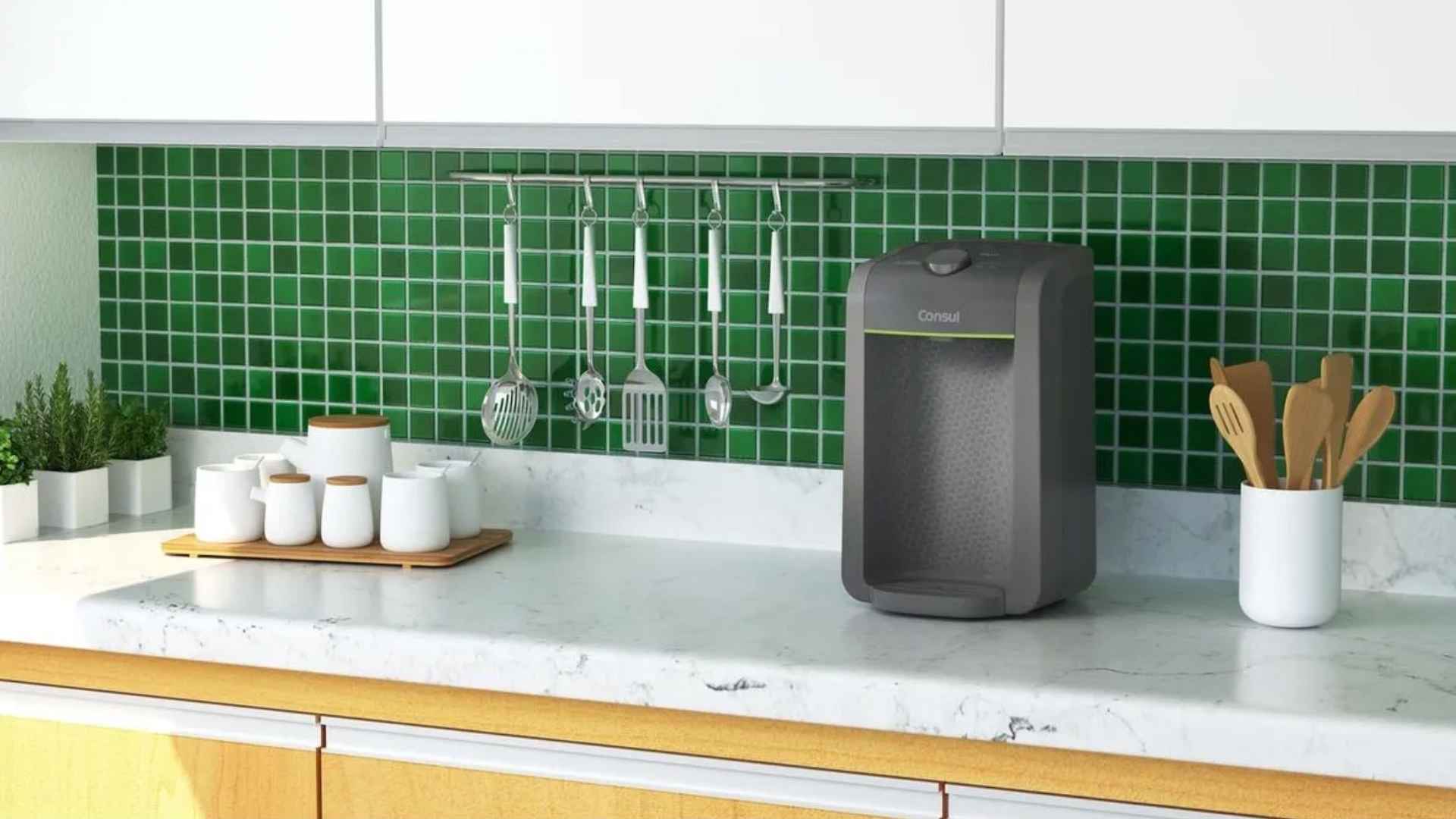 Purificador de água Consul CPC31AF cinza instalado em bancada de cozinha compacta com revestimento verde