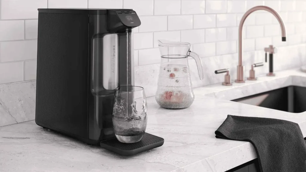 Purificador de água Electrolux PE12P preto em ângulo lateral, exibindo o acabamento premium e painel touch