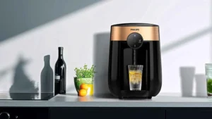 Purificador de água Philips ADD5926 instalado sobre uma bancada de cozinha moderna ao lado de utensílios