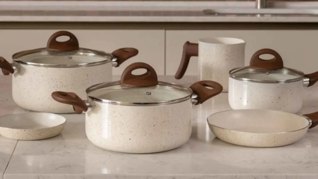 Detalhe do revestimento antiaderente cerâmico e tampa de vidro do Jogo de Panelas 8 Peças Ceramic Life Brinox