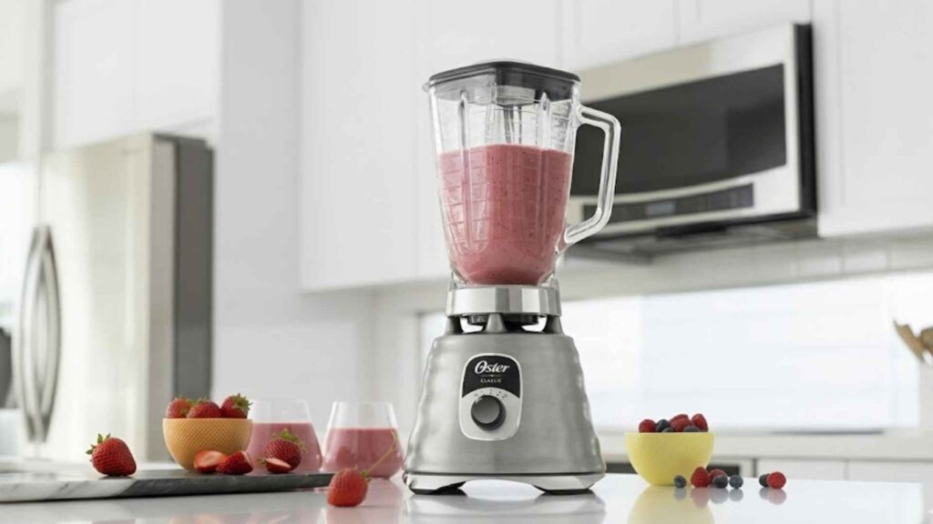 Liquidificador New Osterizer Oster processando um smoothie de frutas com textura homogênea