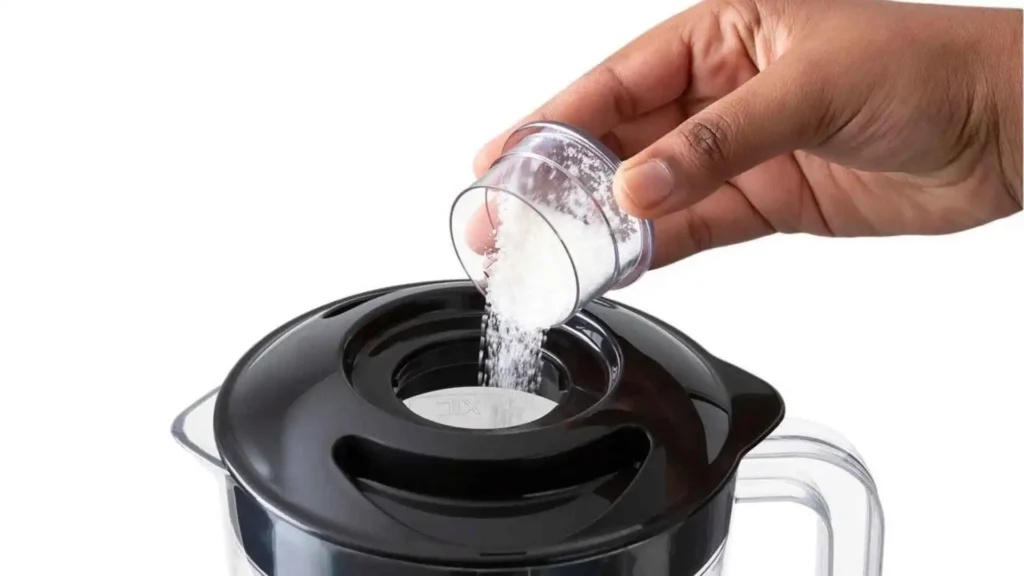 Pessoa adicionando ingredientes pela tampa dosadora do Liquidificador Britânia Diamante