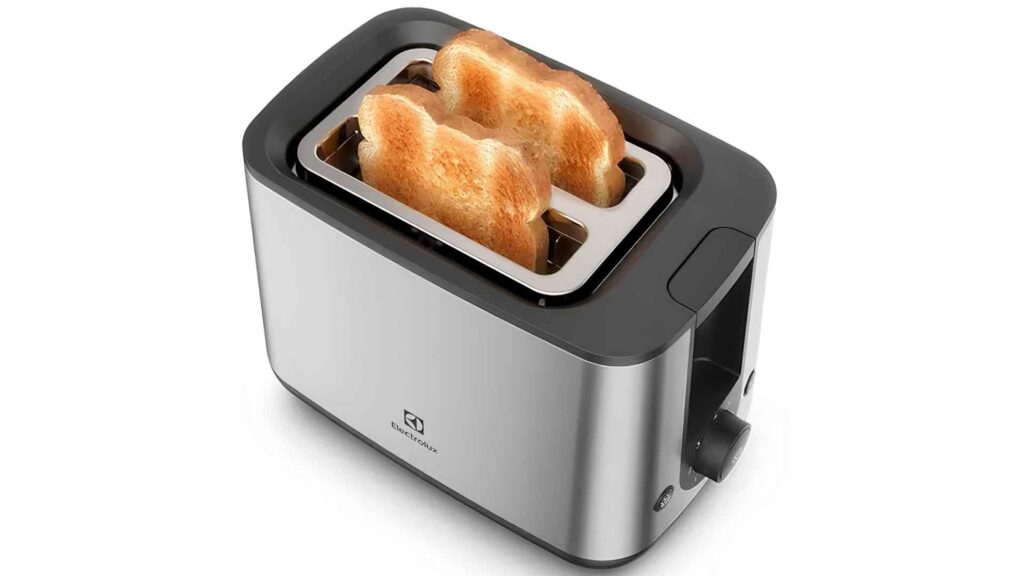 Visão superior das aberturas largas da torradeira Electrolux ETS25 com duas fatias de pão de forma tostadas