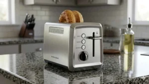 Torradeira Elétrica Hamilton Beach em aço inox polido posicionada sobre uma bancada de granito em uma cozinha moderna