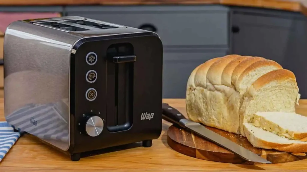 Vista lateral da Torradeira Elétrica WAP WTE1 evidenciando as aberturas largas e botões laterais