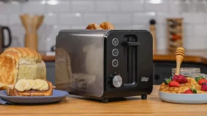 Torradeira Elétrica WAP WTE1 em inox sobre bancada de madeira com torradas preparadas