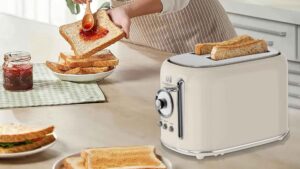 Torradeira LONYAN bege estilo retrô preparando torradas crocantes em uma bancada de cozinha de madeira