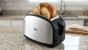 Torradeira Philco French Toast Inox 900W em aço escovado com duas fatias de pão torradas