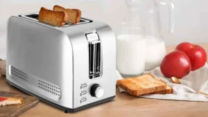 Torradeira Philco PTR03A em acabamento inox sobre mesa de café da manhã com torradas prontas