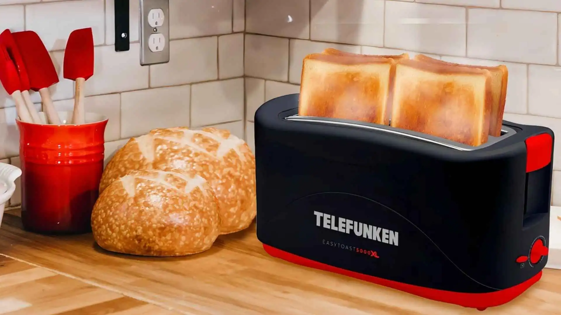 Torradeira Telefunken Easytoast 5000 XL preta e vermelha sobre bancada de madeira com pães ao lado