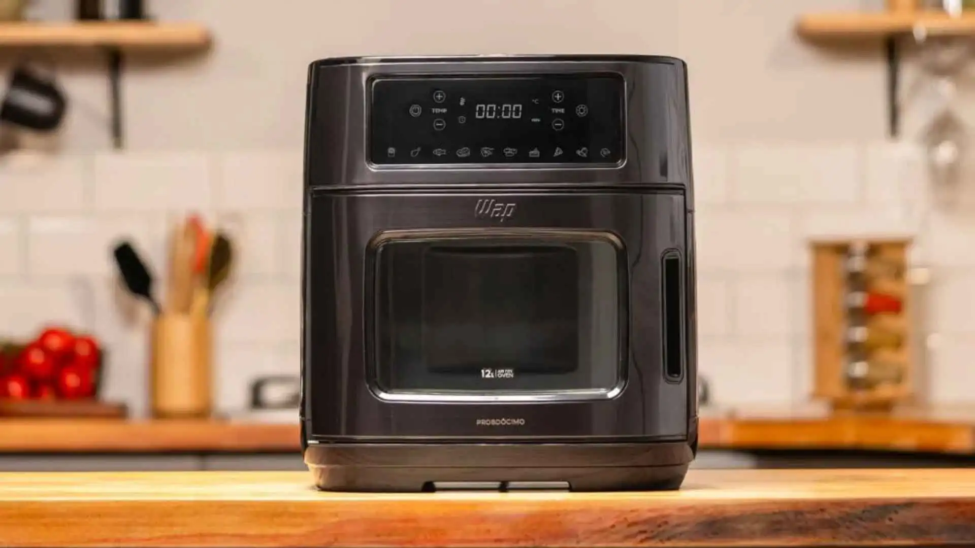 Fritadeira Elétrica WAP AirFry Oven Digital Black 12L com acabamento em inox posicionada sobre bancada de madeira na cozinha