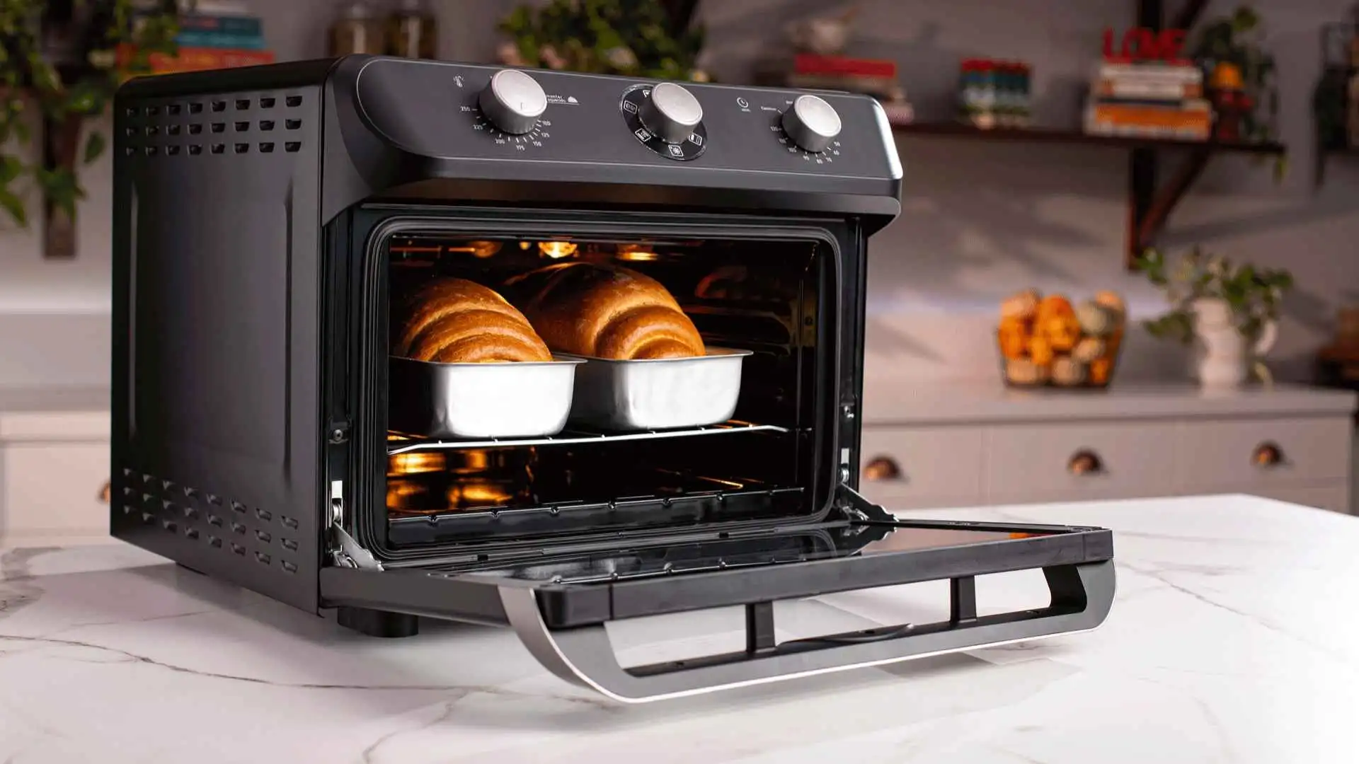 Interior do Air Forno Mueller 35L preto com dois pães grandes sendo assados na prateleira central
