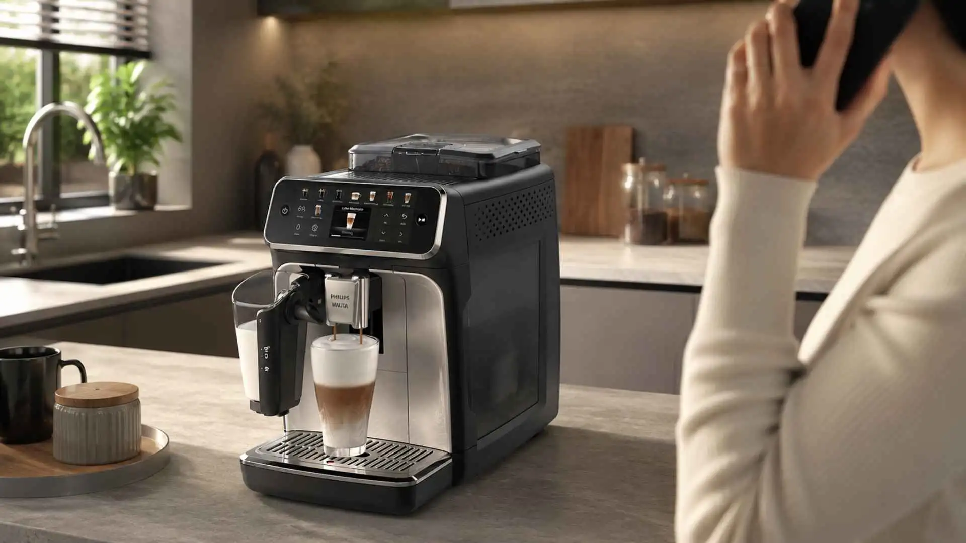 Cafeteira espresso Philips Walita Série 5500 automática em bancada de cozinha moderna preparando café silenciosamente