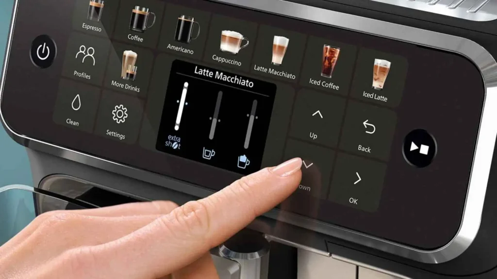 Dedo selecionando bebida no painel touch colorido da cafeteira espresso Philips Walita Série 5500 com menu de opções