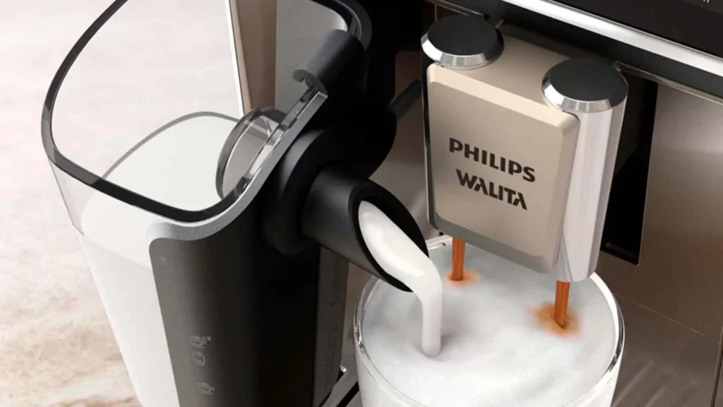 Sistema LatteGo da cafeteira espresso Philips Walita Série 5500 adicionando espuma densa de leite na xícara