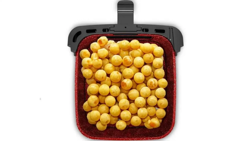Cesto quadrado com revestimento cerâmico Redstone vermelho da Air Fryer Philco PAF65A com batatas fritas