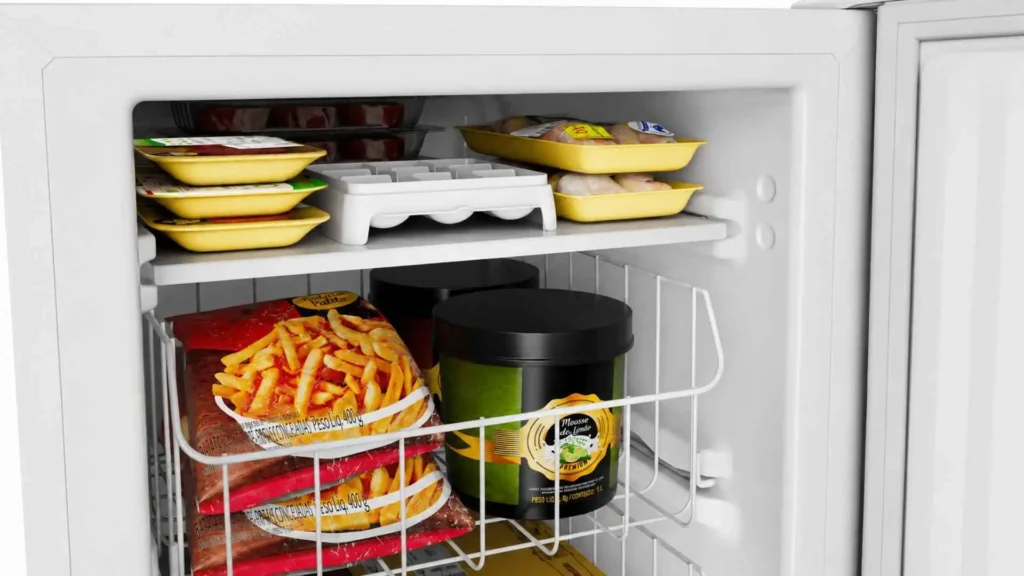 Detalhe interno dos cestos organizadores deslizantes do freezer vertical Consul 189 litros CVU20 com potes de marmitas e congelados alinhados