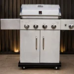 Churrasqueira a gás Chaleur Brasil Devon Series 4 em aço inox instalada em área gourmet