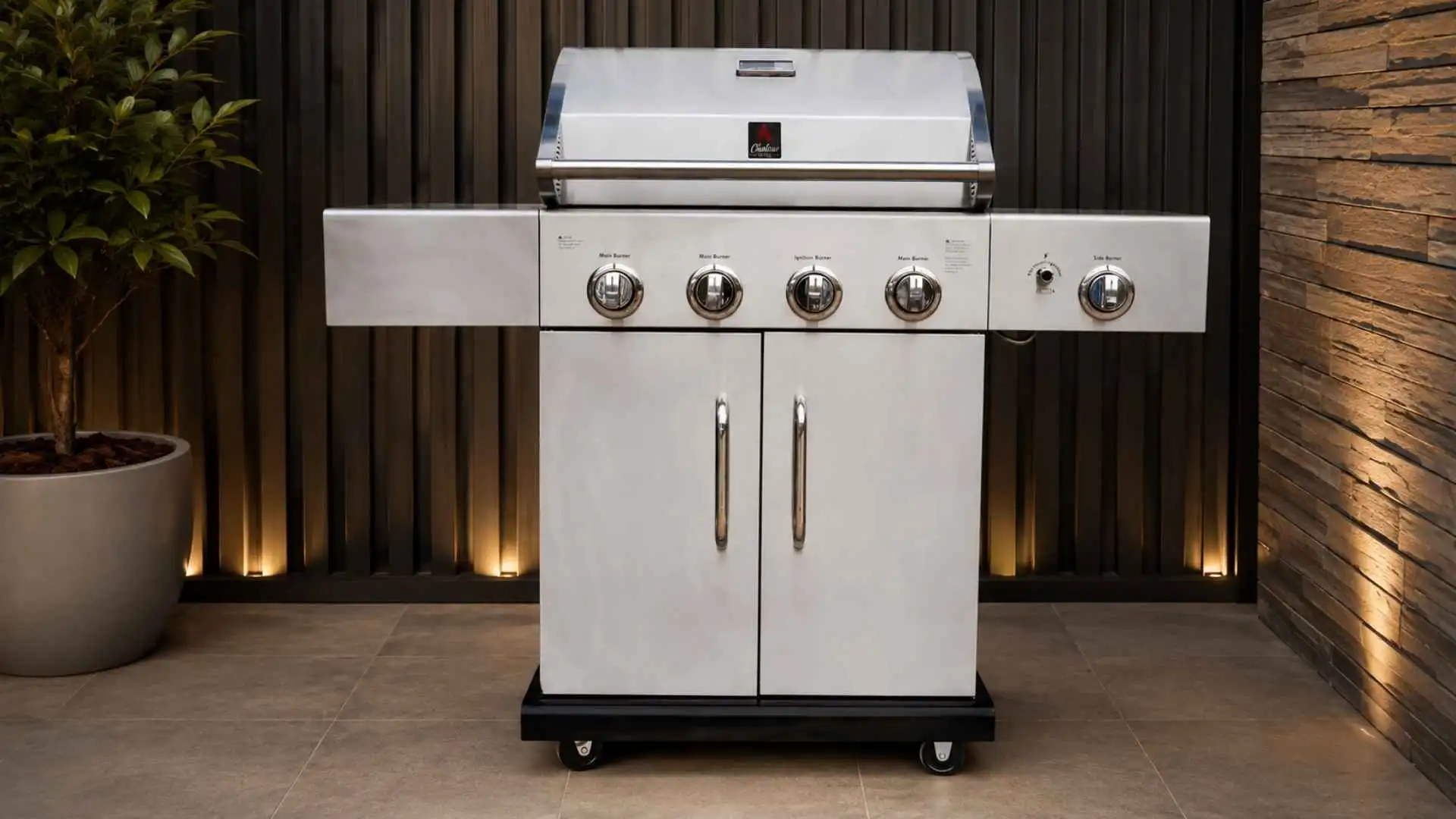 Churrasqueira a gás Chaleur Brasil Devon Series 4 em aço inox instalada em área gourmet