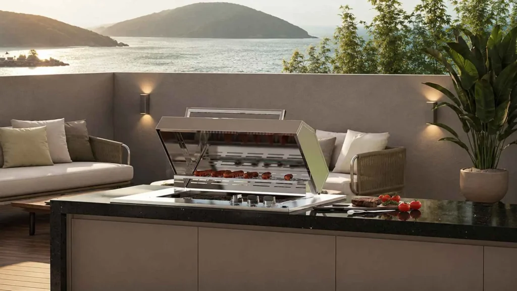 Churrasqueira a gás cooktop Fischer Ranch instalada em bancada de varanda gourmet aberta com vista