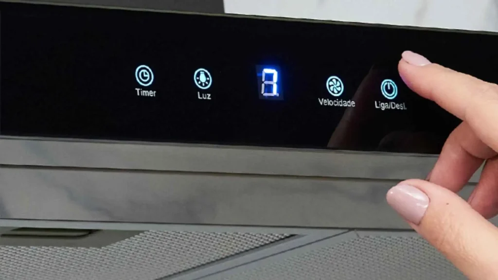 Dedo acionando o comando do painel touch screen digital em vidro temperado da Coifa de Parede Fischer Infinity 90cm