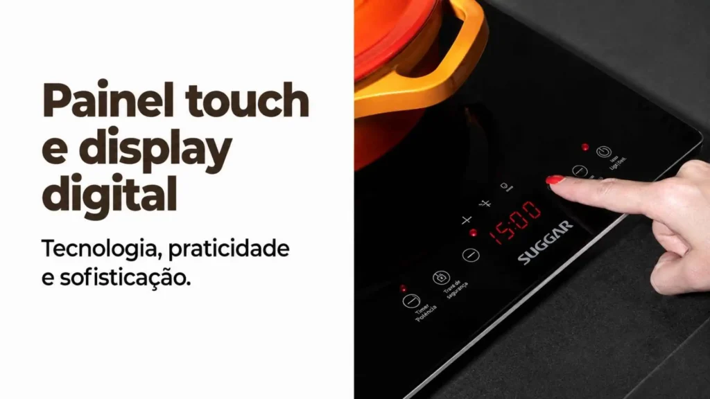 Dedo acionando o painel touch screen digital do cooktop 2 zonas de aquecimento Suggar FG0222VC com luzes vermelhas acesas