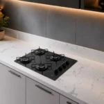 Cooktop 4 bocas Atlas Agile Up preto com mesa de vidro instalado em uma bancada branca de cozinha planejada